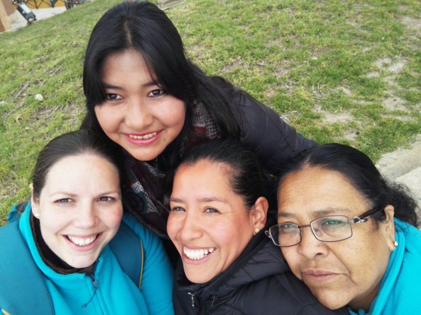 Ángela Chicharro: «Las mujeres bolivianas son el espejo donde me sigo mirando. El ejemplo de tantas mujeres con nombre propio, lugar donde quitarse las sandalias porque su vida es tierra santa» Ángela Chicharro: «Las mujeres bolivianas son el espejo donde me sigo mirando. El ejemplo de tantas mujeres con nombre propio, lugar donde quitarse las sandalias porque su vida es tierra santa»