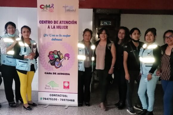 «ASÍ FUNCIONA UNA CASA DE ACOGIDA» Encuentro de trabajo de técnicos del CAM con el personal de la casa de acogida “Mujer Águila” del municipio de Cochabamba «ASÍ FUNCIONA UNA CASA DE ACOGIDA» Encuentro de trabajo de técnicos del CAM con el personal de la casa de acogida “Mujer Águila” del municipio de Cochabamba